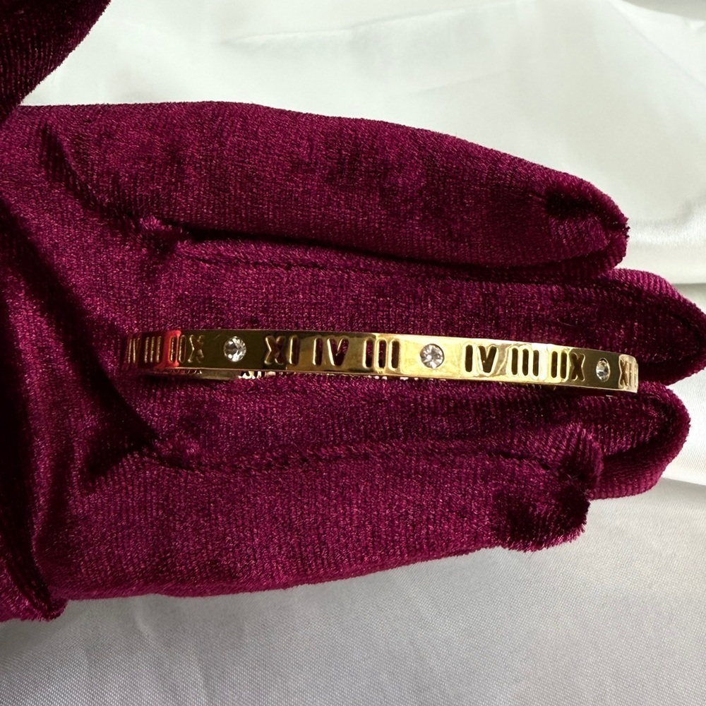 Best bracelet 
Stainless steel 
Luxury 
Roman Numeral Bracelet - Picture 13 of 13